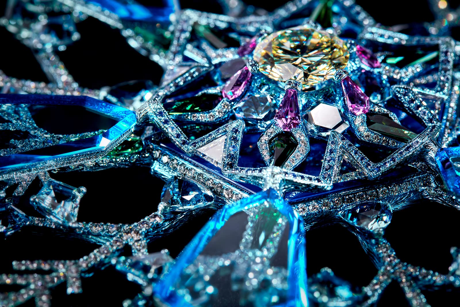  At the centre of the Wallace Chan Snowflake brooch is a 7.86 carat yellow diamond