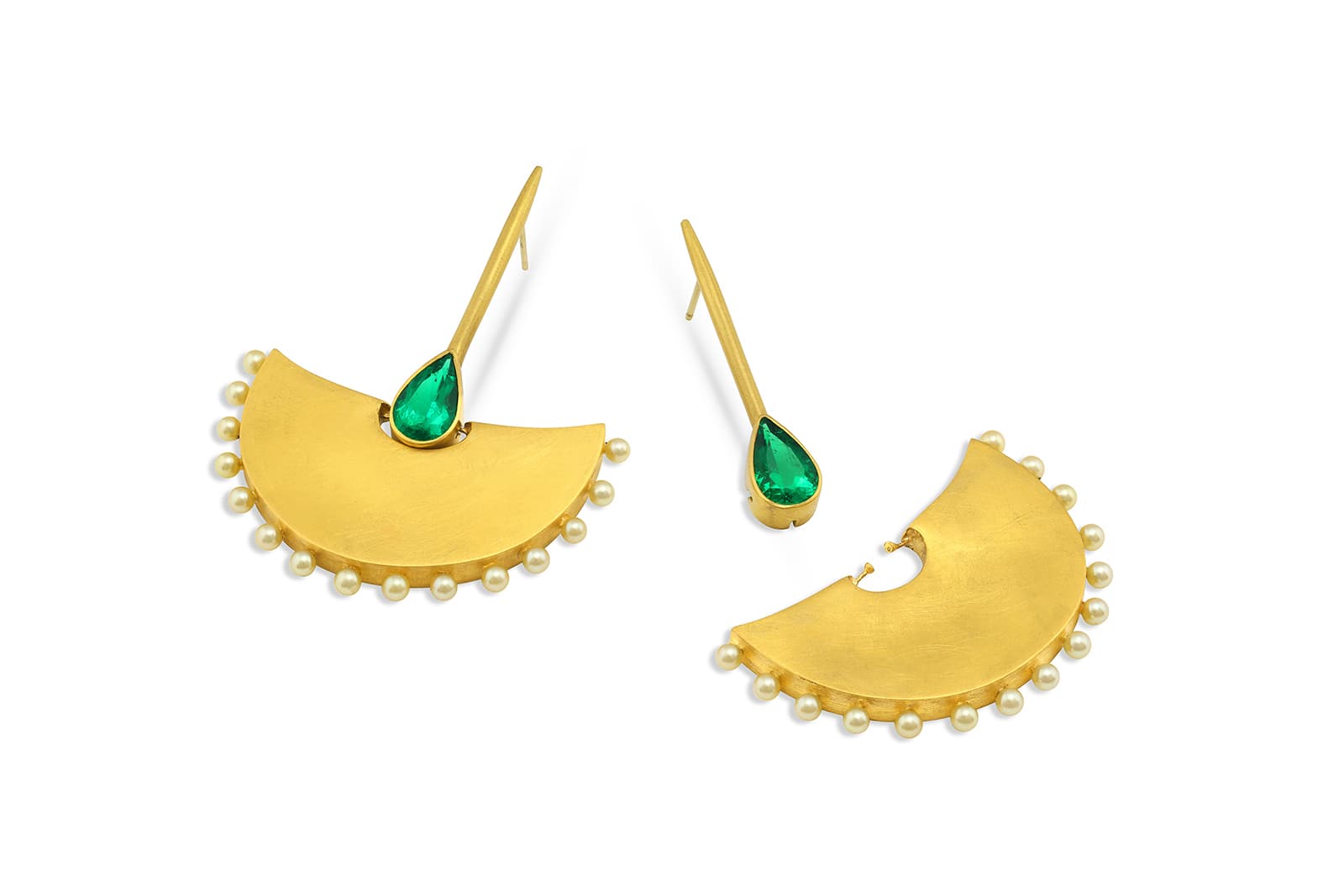  Loren Nicole’s transformable Mochica earrings, which can be worn in two ways, are crafted in 22k yellow gold with 3.45 carats of Muzo emeralds and golden Akoya pearls