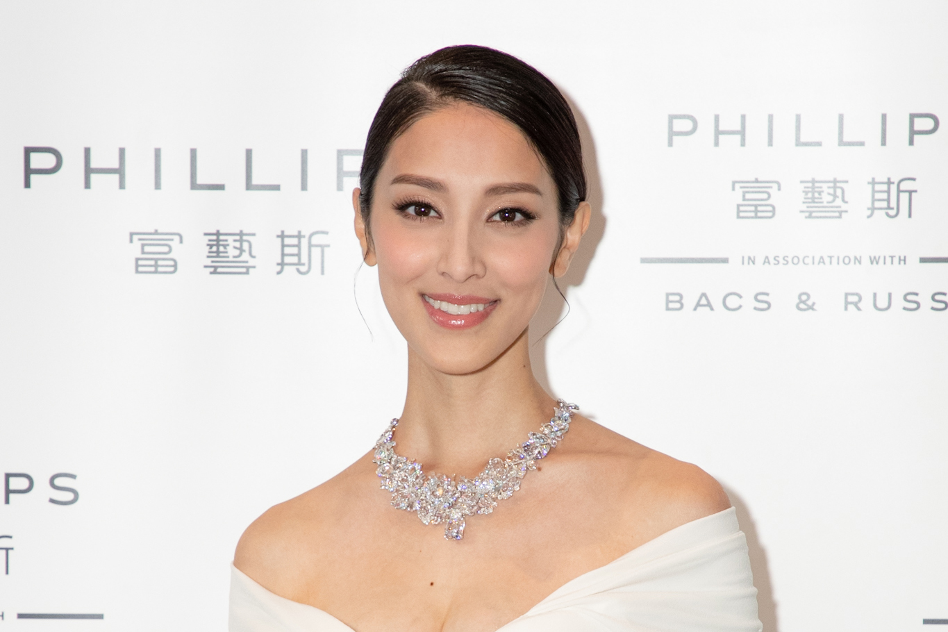  Grace Chan presents Feng J's Jardin de Giverny necklace prior to the Phillips auction in Hong Kong on 28 November 2020