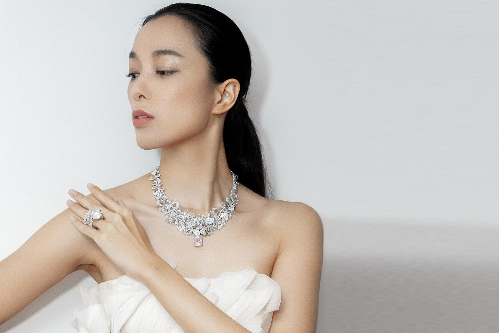  Grace Chan presents Feng J's Jardin de Giverny necklace prior to the Phillips auction in Hong Kong on 28 November 2020