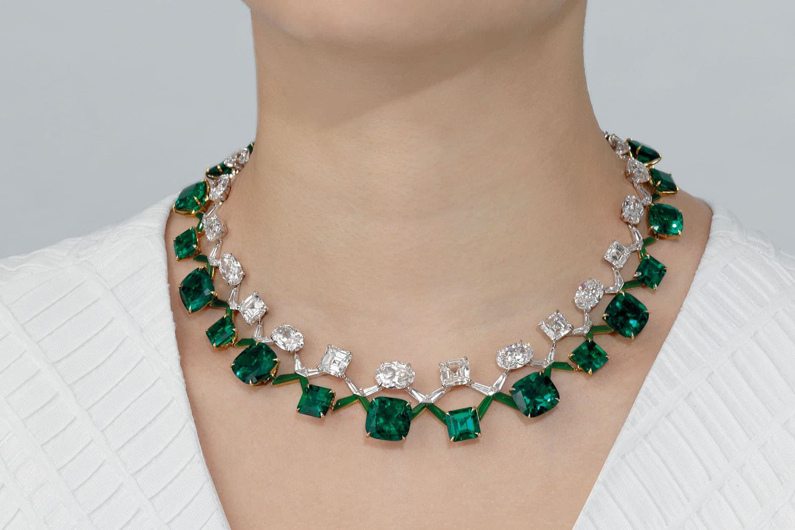  Twenty-eight cushion and octagonal-cut emeralds of 10.41 to 1.48 carats, twenty-two oval and rectangular-cut diamonds of 4.22 to 0.70 carats, vari-cut diamonds, fancy-cut jadeite, gold, inner circumference 40.0 cm, signed Boghossian, designed by Edmond Chin, white Boghossian case