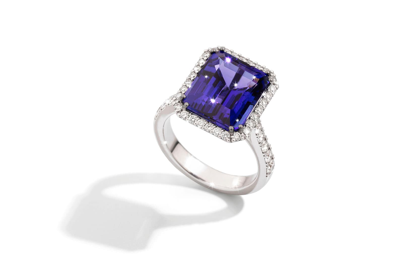  The central element of the SICIS Infinity ring features a 9.25 carat tanzanite surrounded by diamonds 
