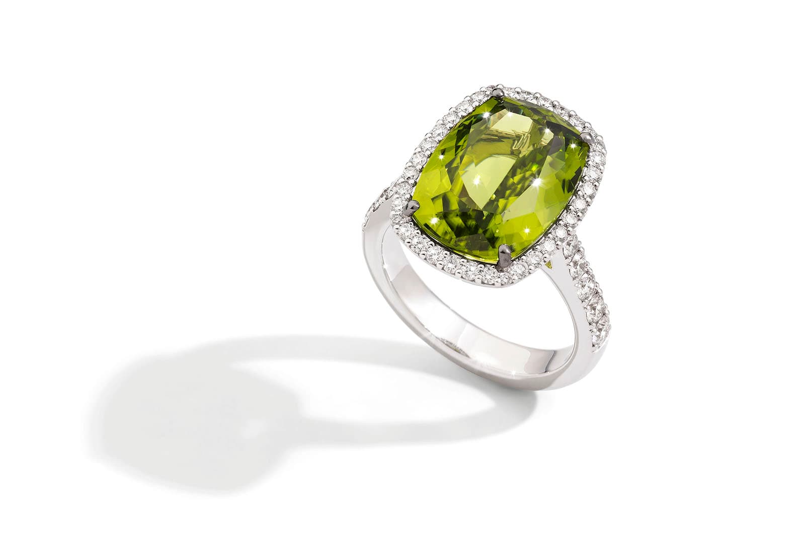  The centre of the SICIS Life ring with a 9.31 carat peridot surrounded by a halo of diamonds