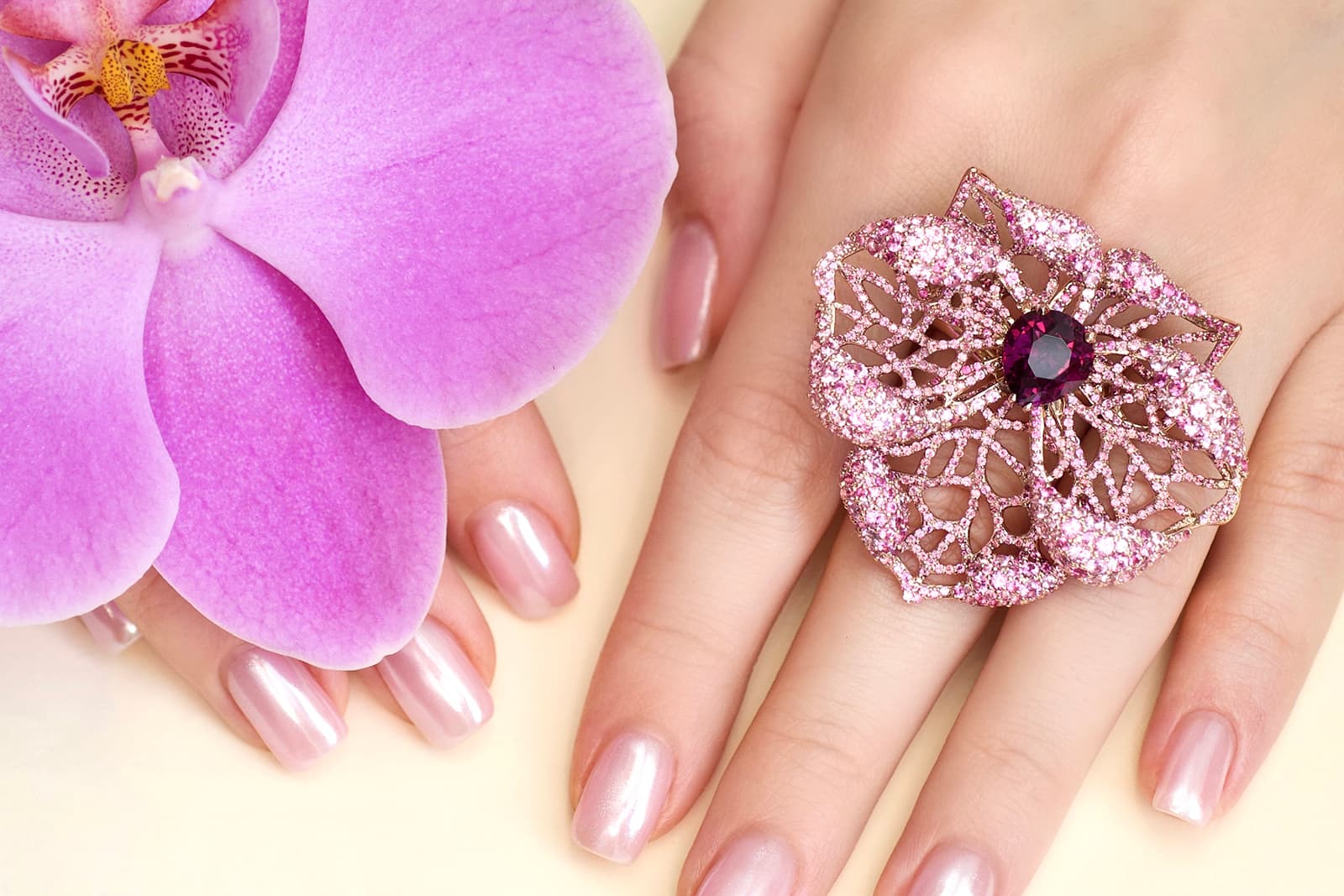 DA Style ring from the High Jewelry collection with chameleon garnet, assorted pink sapphires and rhodolites
