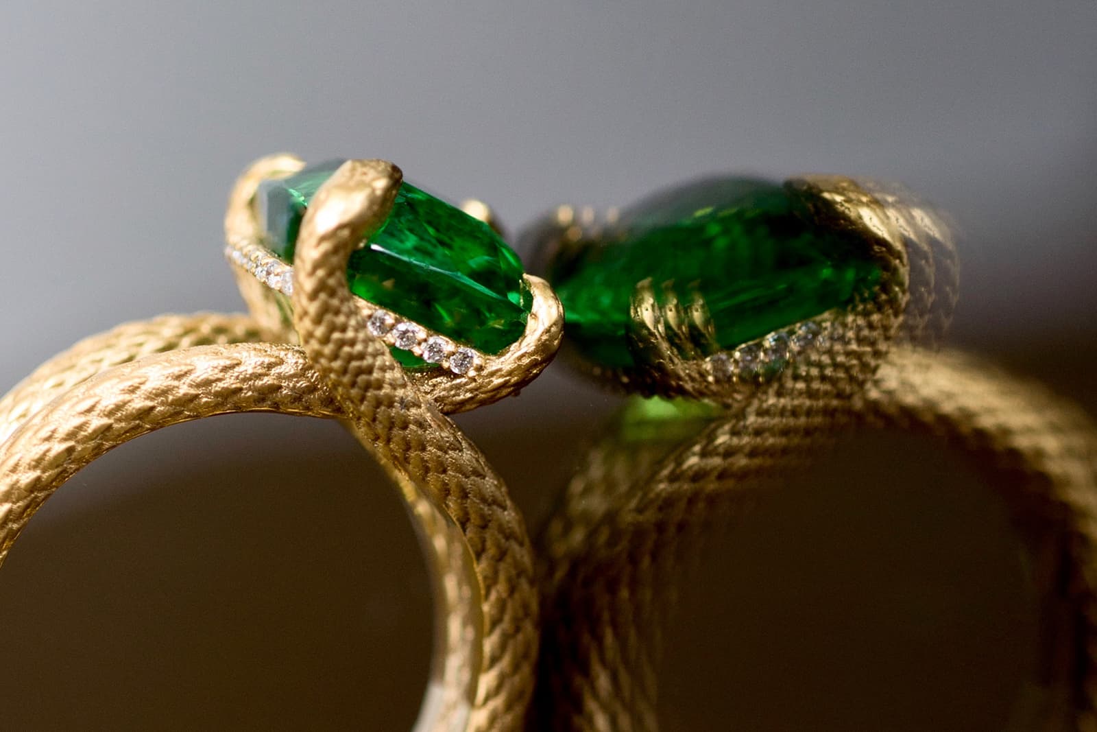  DA Style ring from the Snakes collection with tsavorite and diamonds in yellow gold