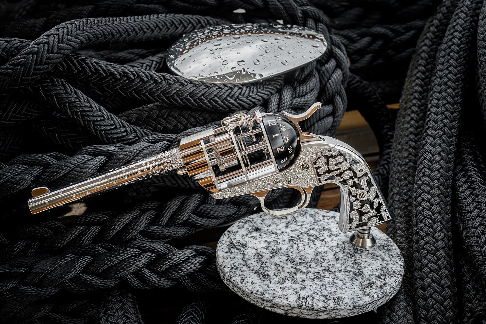 Настольные часы в форме револьвера Diamond были разработаны компанией Unnamed Society, создающей предметы искусства для эксклюзивной клиентуры