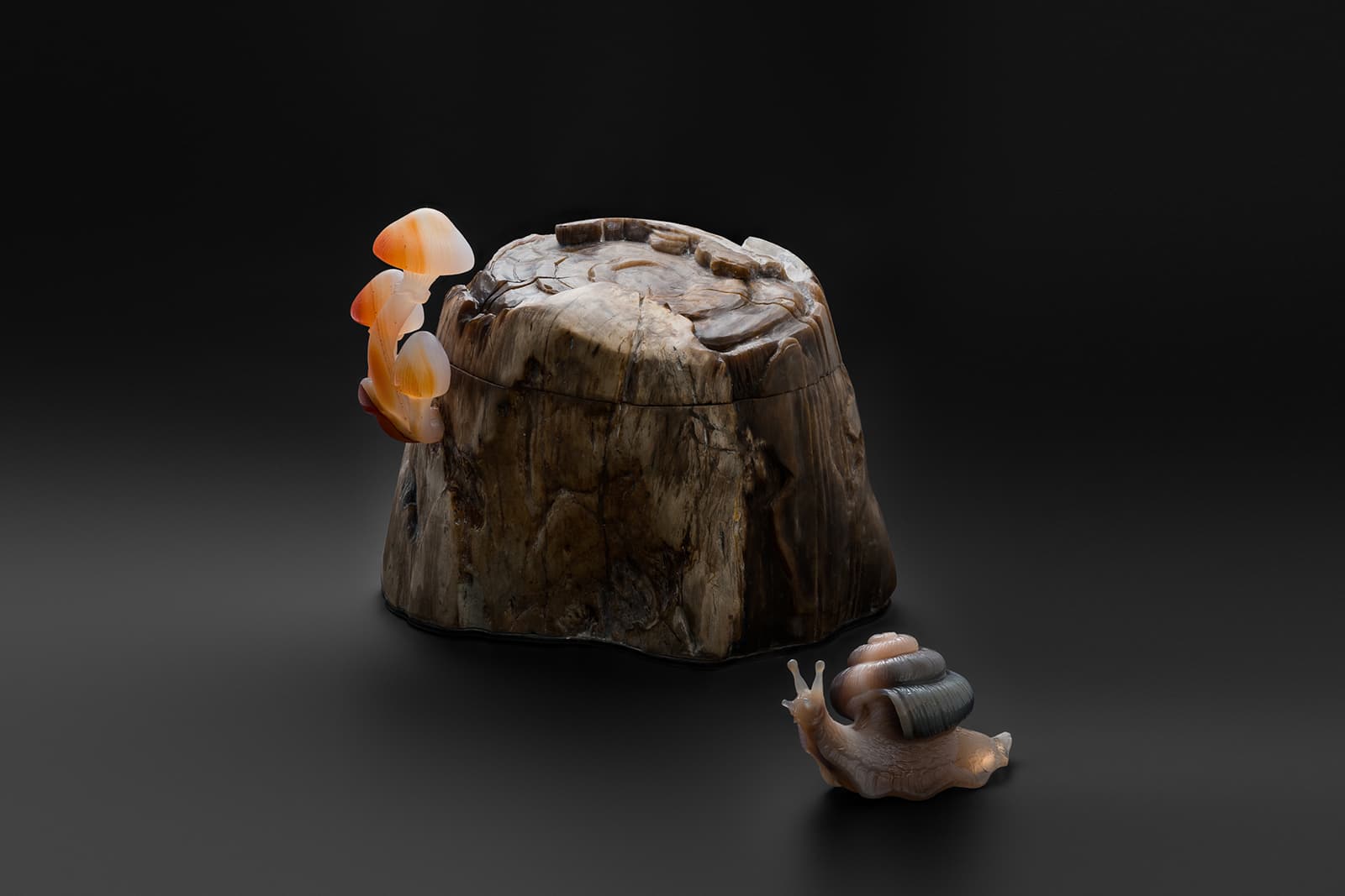 Шкатулка Ninotchka из резного окаменелого дерева и позолоченного серебра с грибами из сердолика и агатовой улиткой