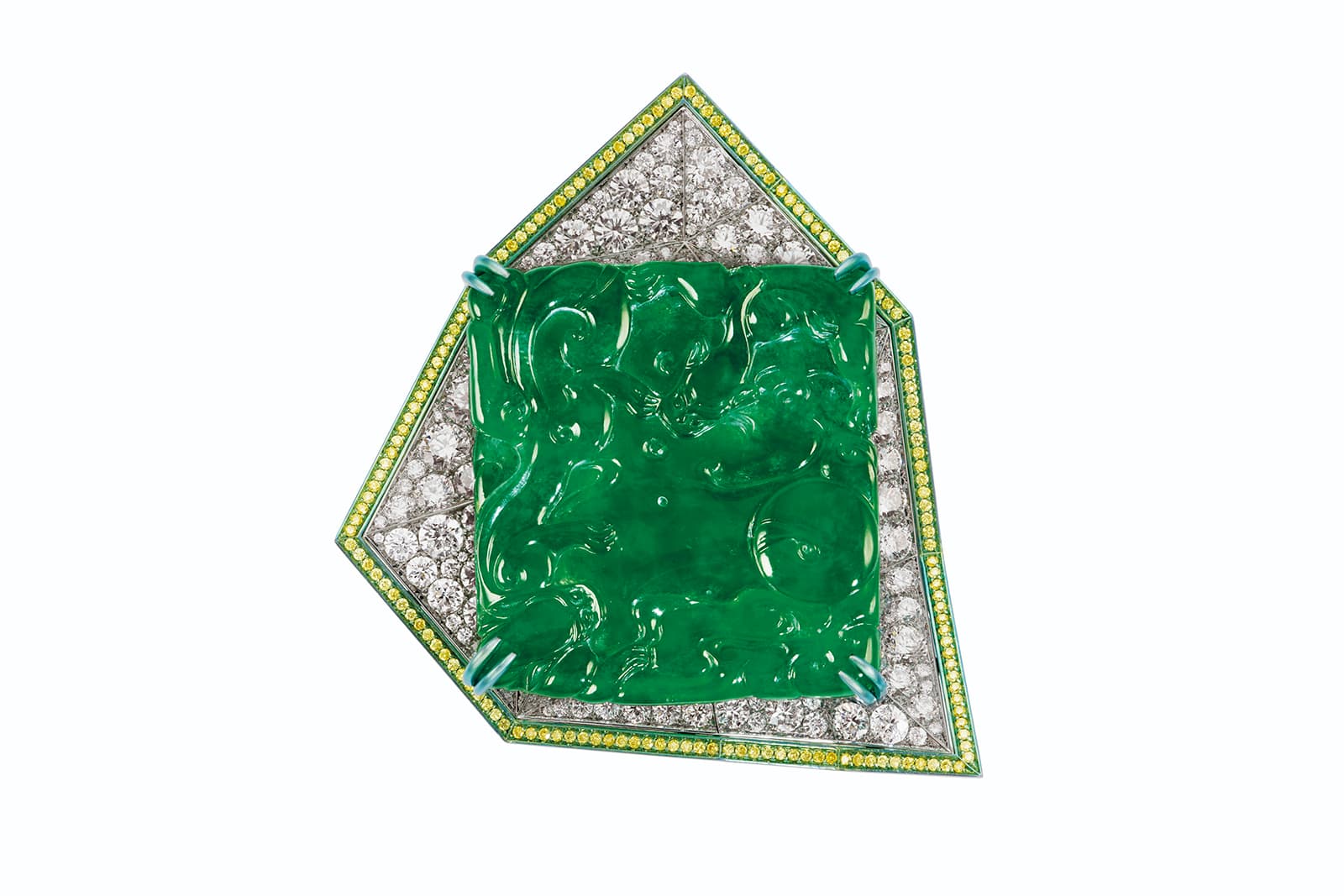  The detachable 126.80 carat carved jadeite pendant in Anna Hu's Sky Tower design can be worn as a brooch