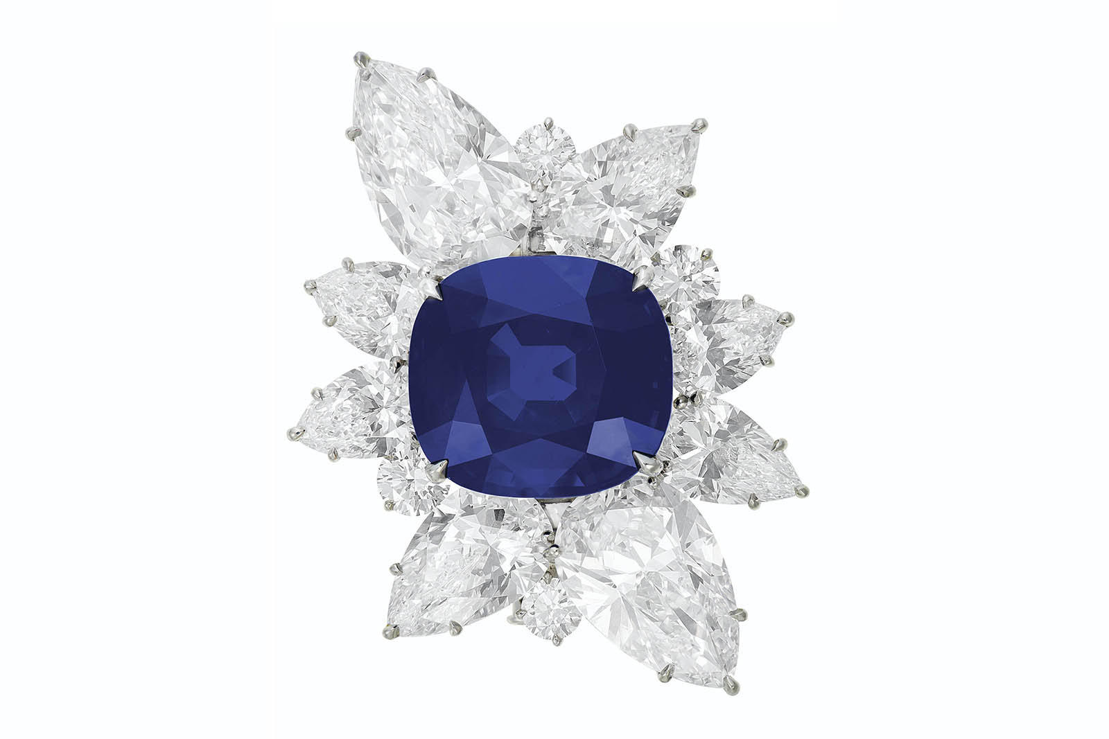  According to gemmological reports, the Kashmir sapphire in this unique bracelet has an approximate age of 21 million years 
