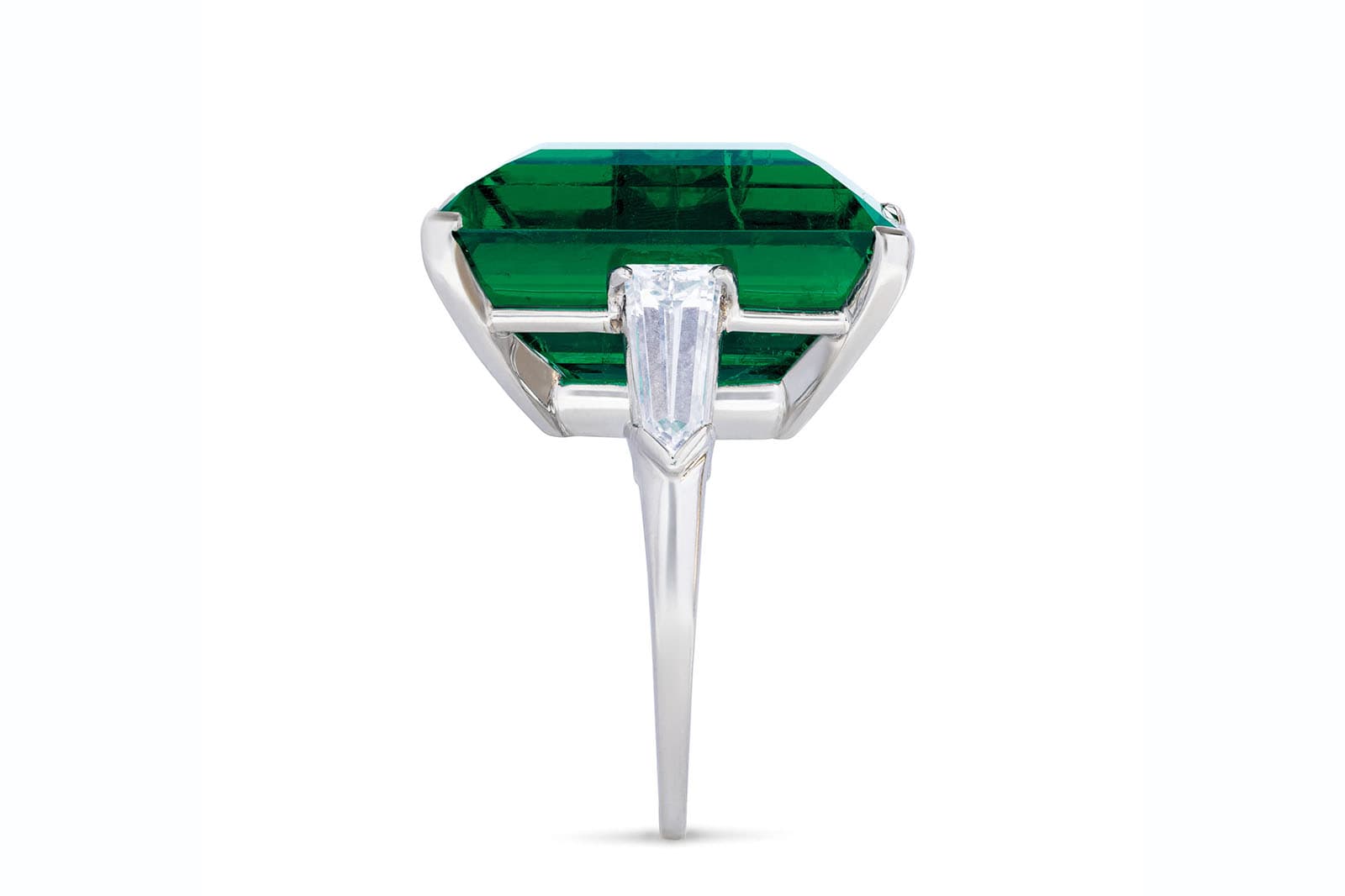  A side view of a 29.54 carat Colombian emerald ring with bullet-shaped diamonds