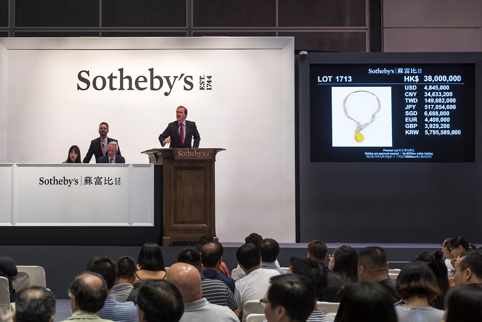 Колье Dunhuang Pipa от Anna Hu было продано на аукционе Sotheby's в Гонконге за 5,78 миллиона долларов в 2020 году