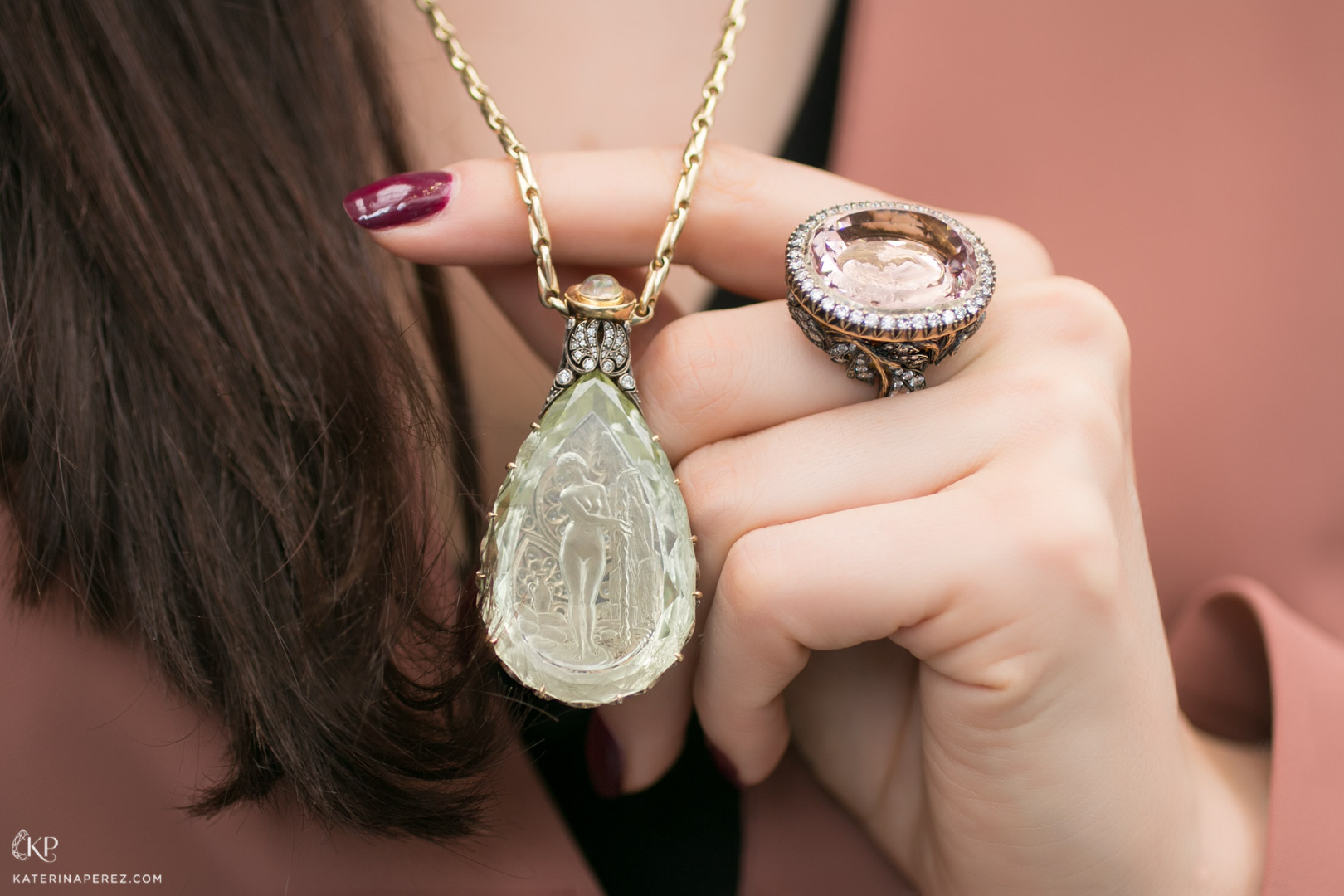  Argentov intaglio gemstone pendant accompanied by a statement gemstone cocktail ring