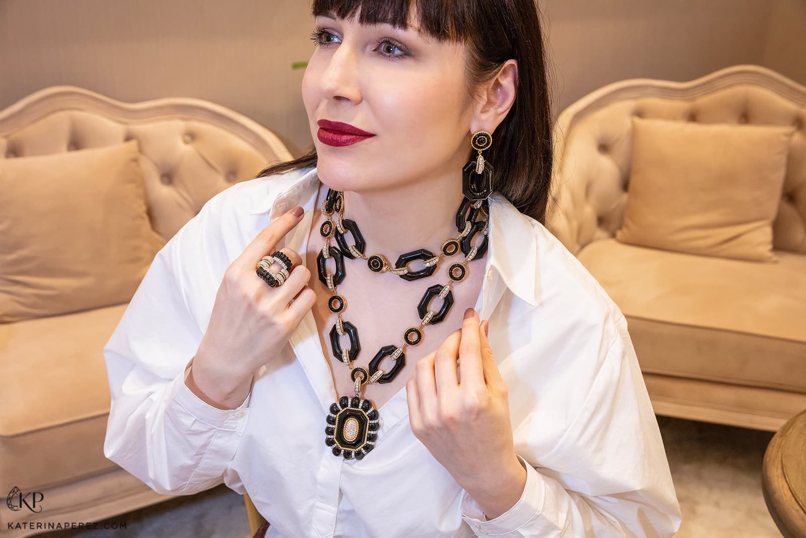  A suite by Veschetti jewellery with onyx and diamonds in yellow gold