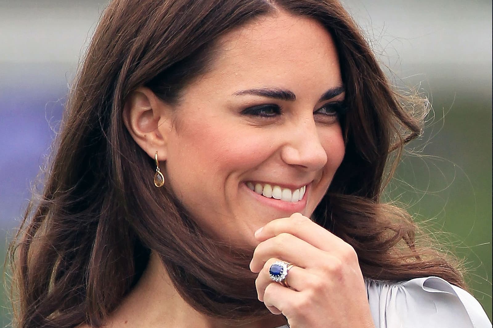  The Duchess of Cambridge, Catherine Middleton, now wears Princess Diana's sapphire and diamond engagement ring