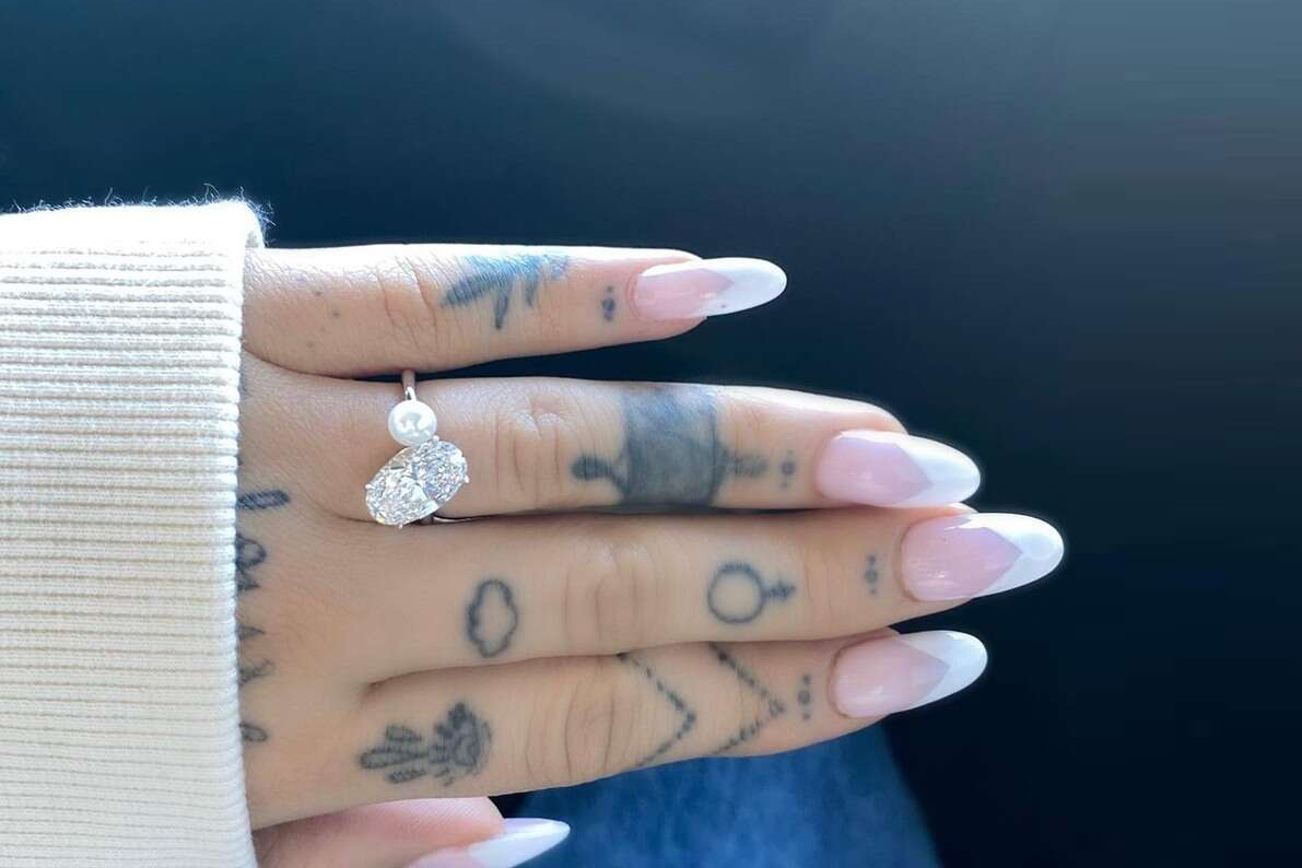  Ariana Grande's engagement ring features an oval-shaped diamond and a pearl, which is thought to be recycled from a family heirloom
