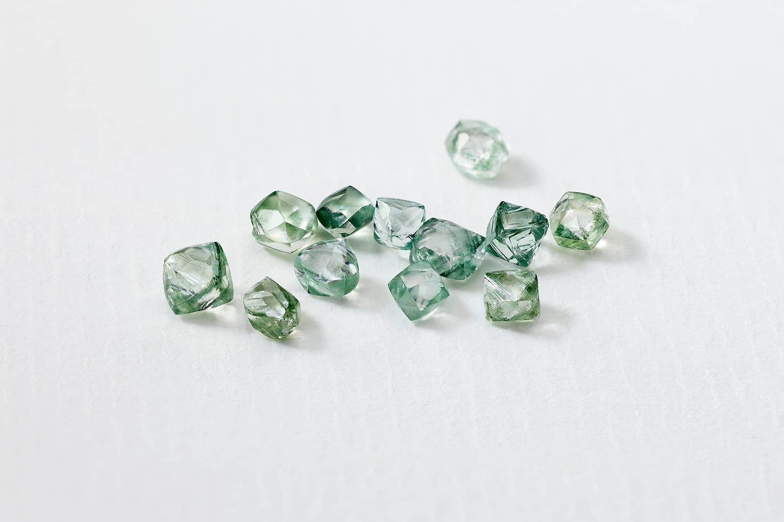 Зеленые необработанные бриллианты, представленные в новой коллекции высокого ювелирного искусства De Beers Reflections of Nature