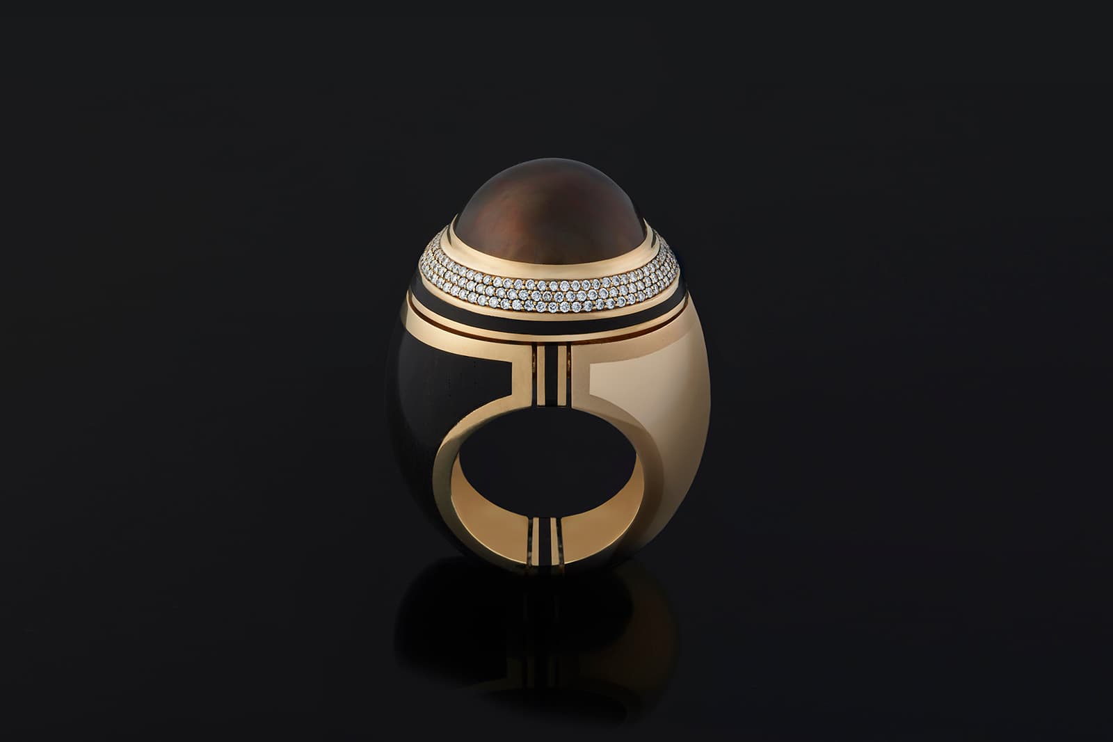  Gers Jewellery mabé pearl ring with ebony wood inlay and diamonds in yellow gold 