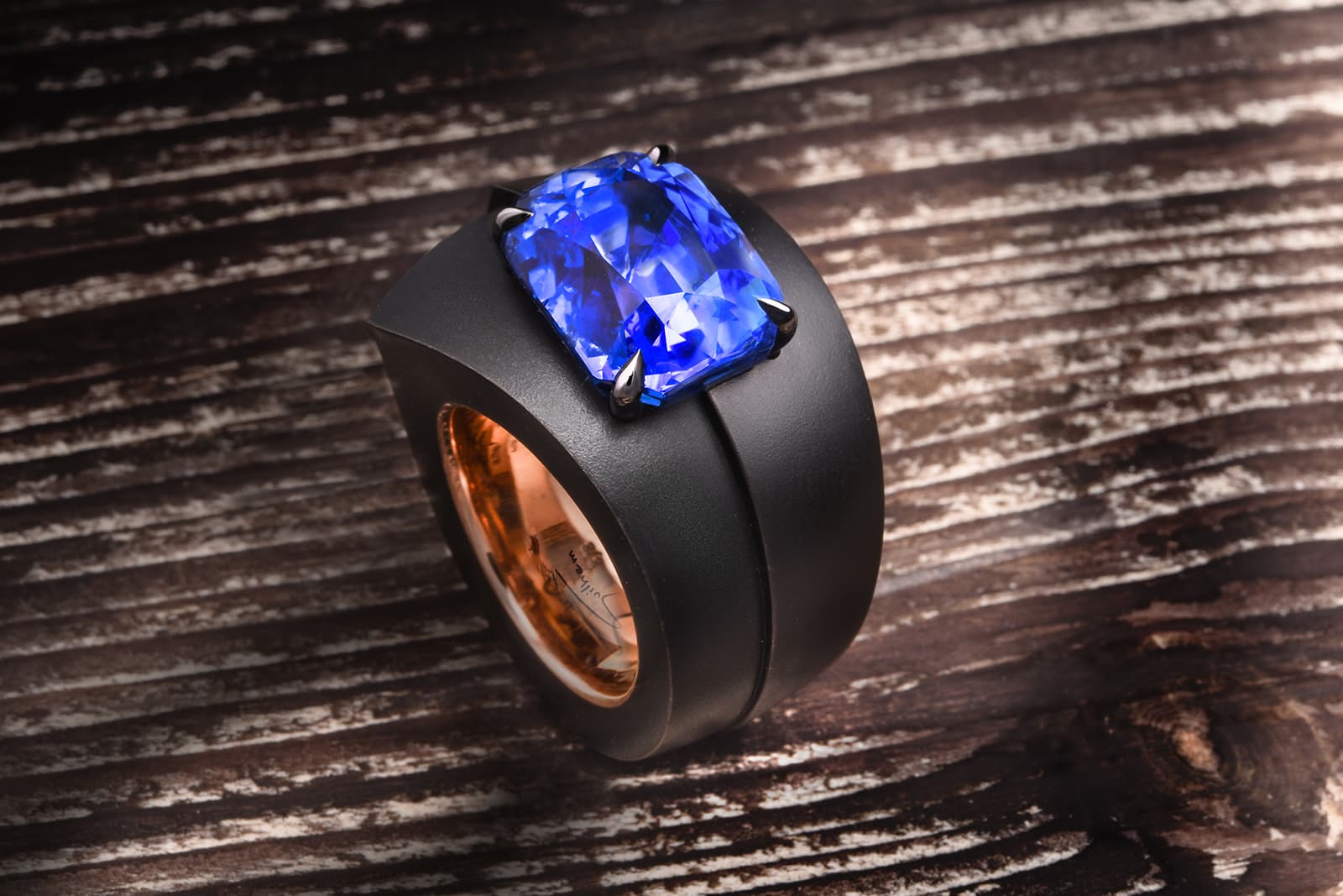  Philippe Guilhem Velya ring from the Mashandy collection with a natural 18.77 carat sapphire, set in bronze and rose gold