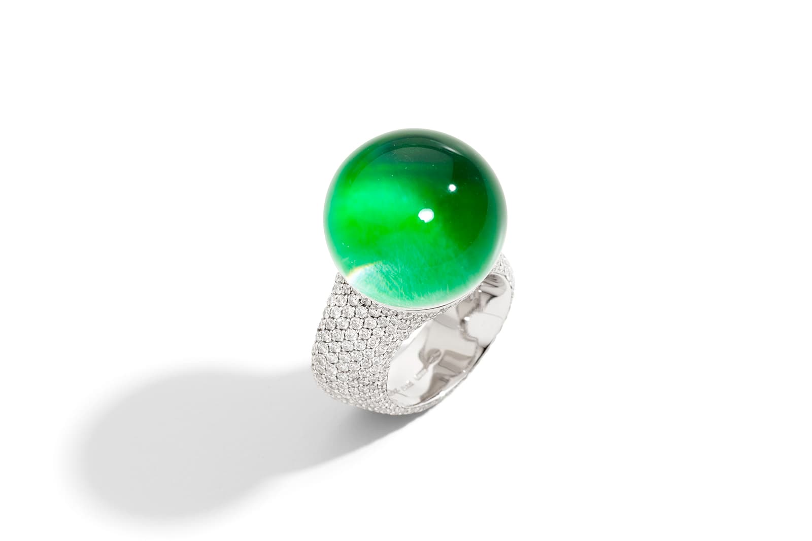  Vhernier Re Sole ring with a sphere of jade and diamonds in gold 