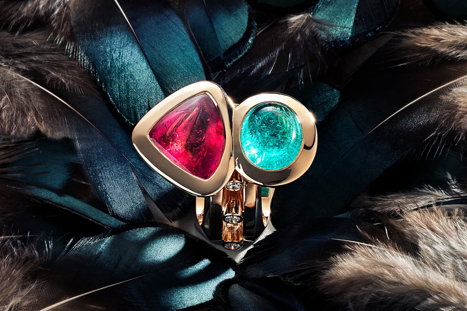 Jochen Leën Marslander ring with an 11.86 carat pezzottaite, a 7.53 carat Paraiba tourmaline and diamonds in yellow gold 