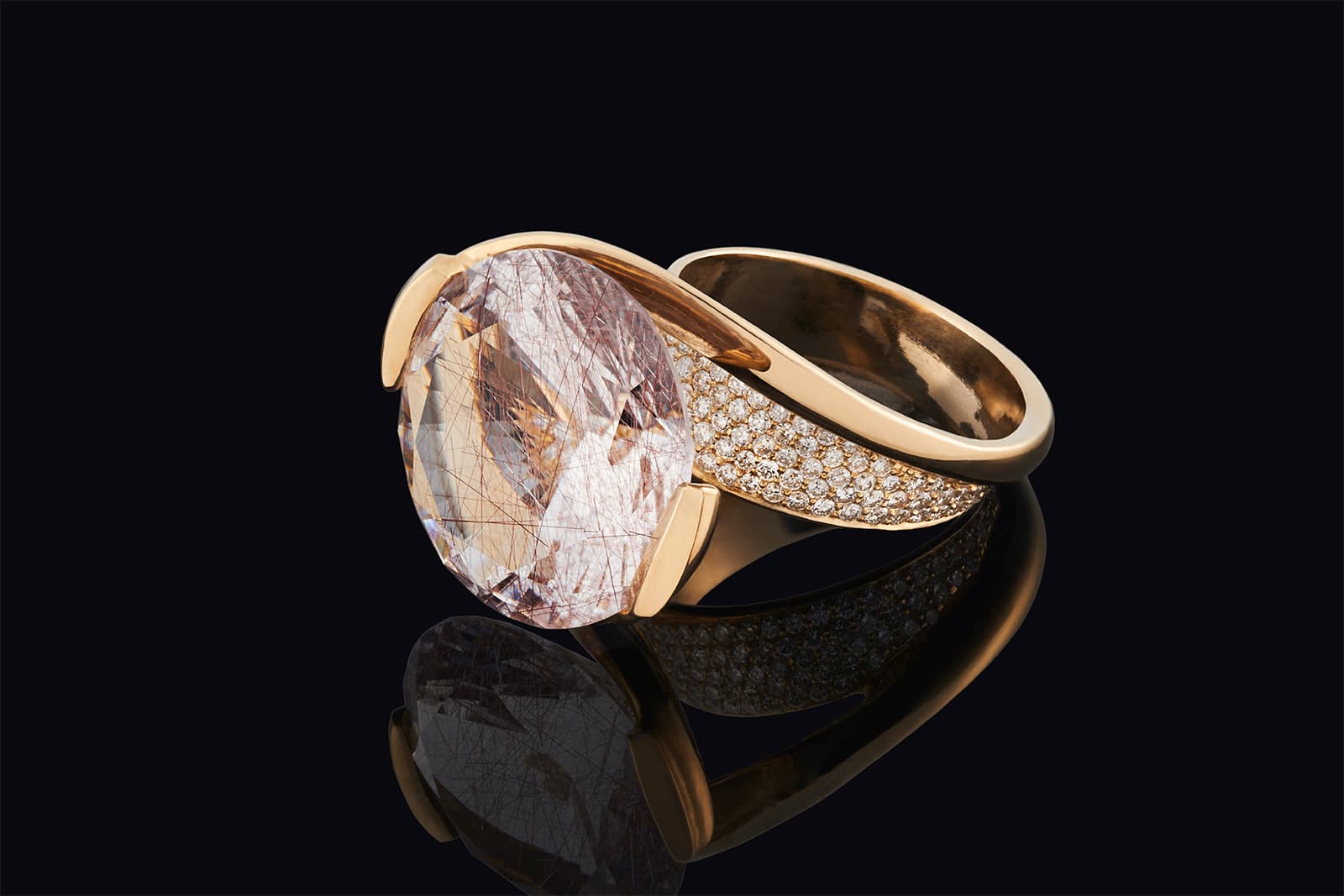 Gers Jewellery ring  with pink quartz and diamonds in yellow gold