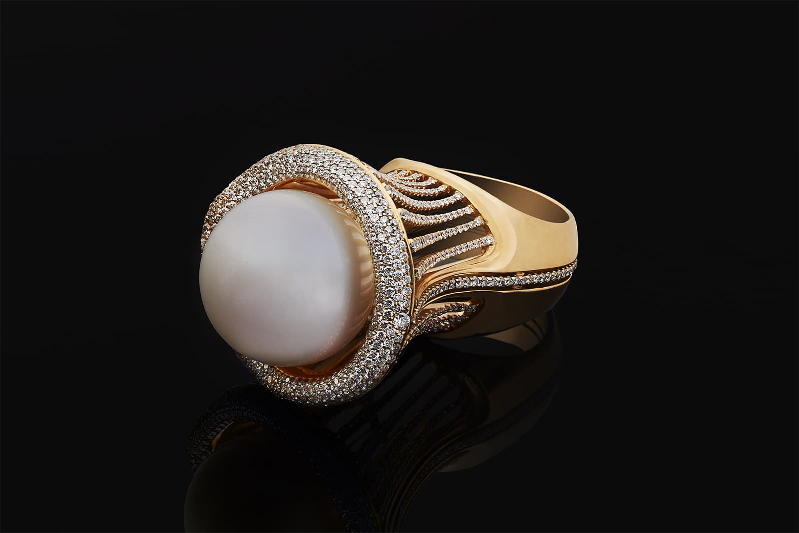  Gers Jewellery ring with an 18 mm white pearl and diamonds set in yellow gold
