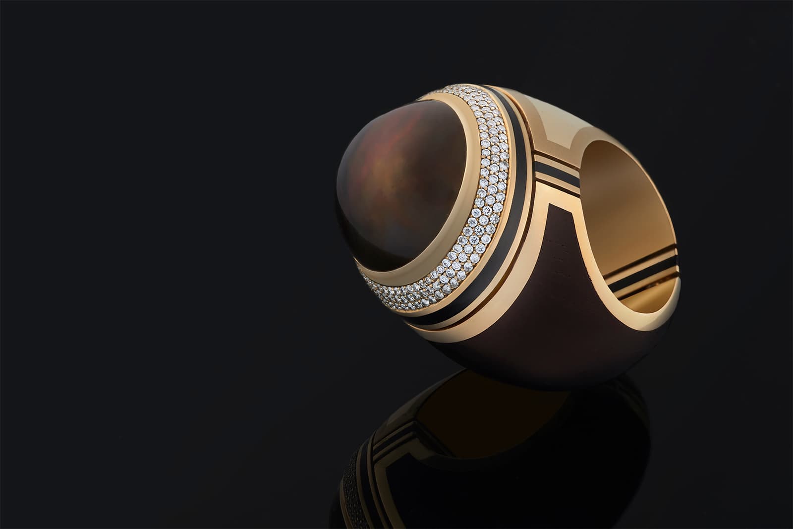  Gers Jewellery ring with mabé pearl, ebony wood and diamonds in yellow gold 