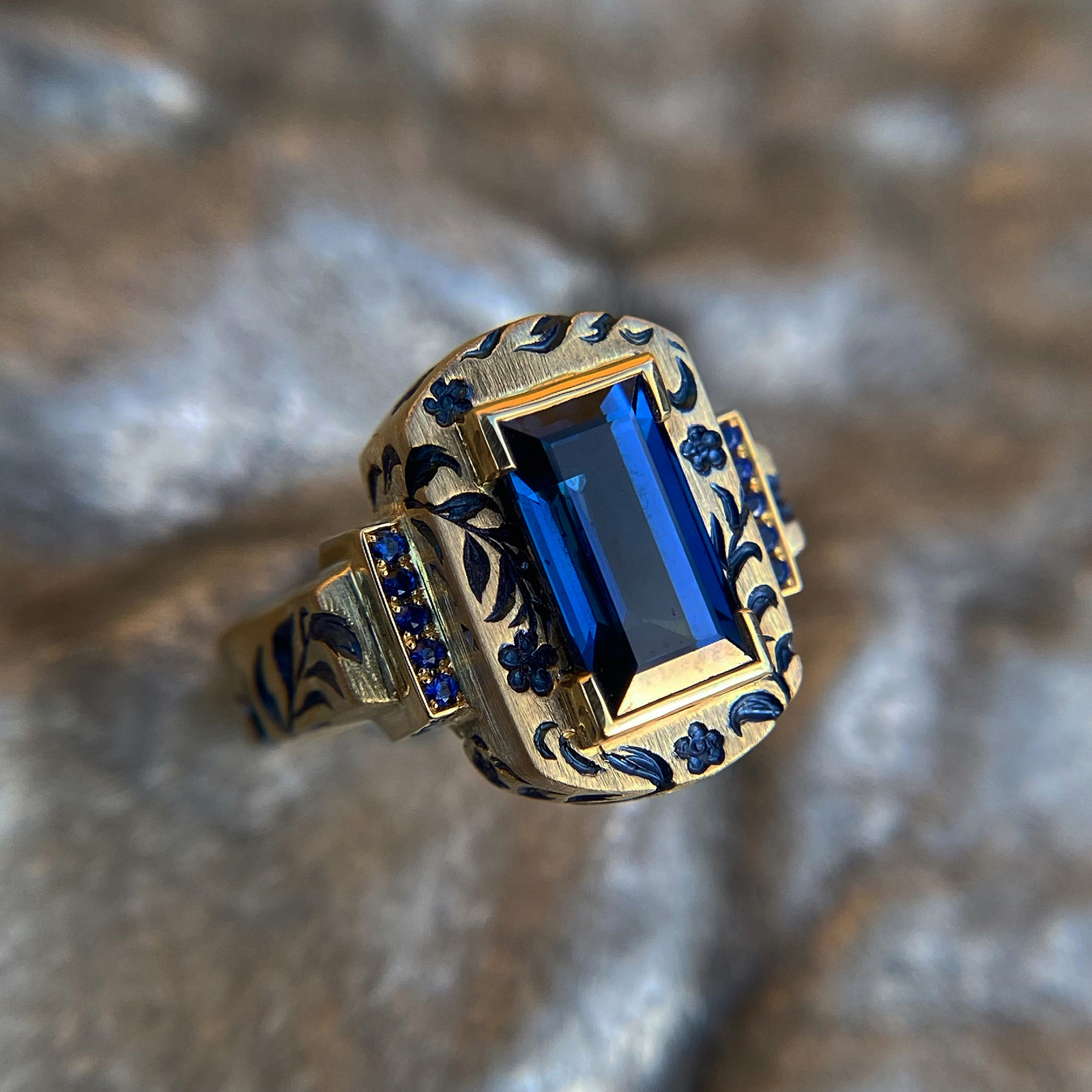  Castro Smith ring with a 2.72 carat blue sapphire, 22 smaller sapphires and  blue lacquered engravings in yellow gold