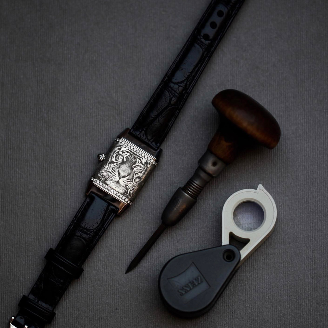 Tiger engraving on the back of a Jaeger LeCoultre Reverso timepiece by Firmo and Francesca Fracassi