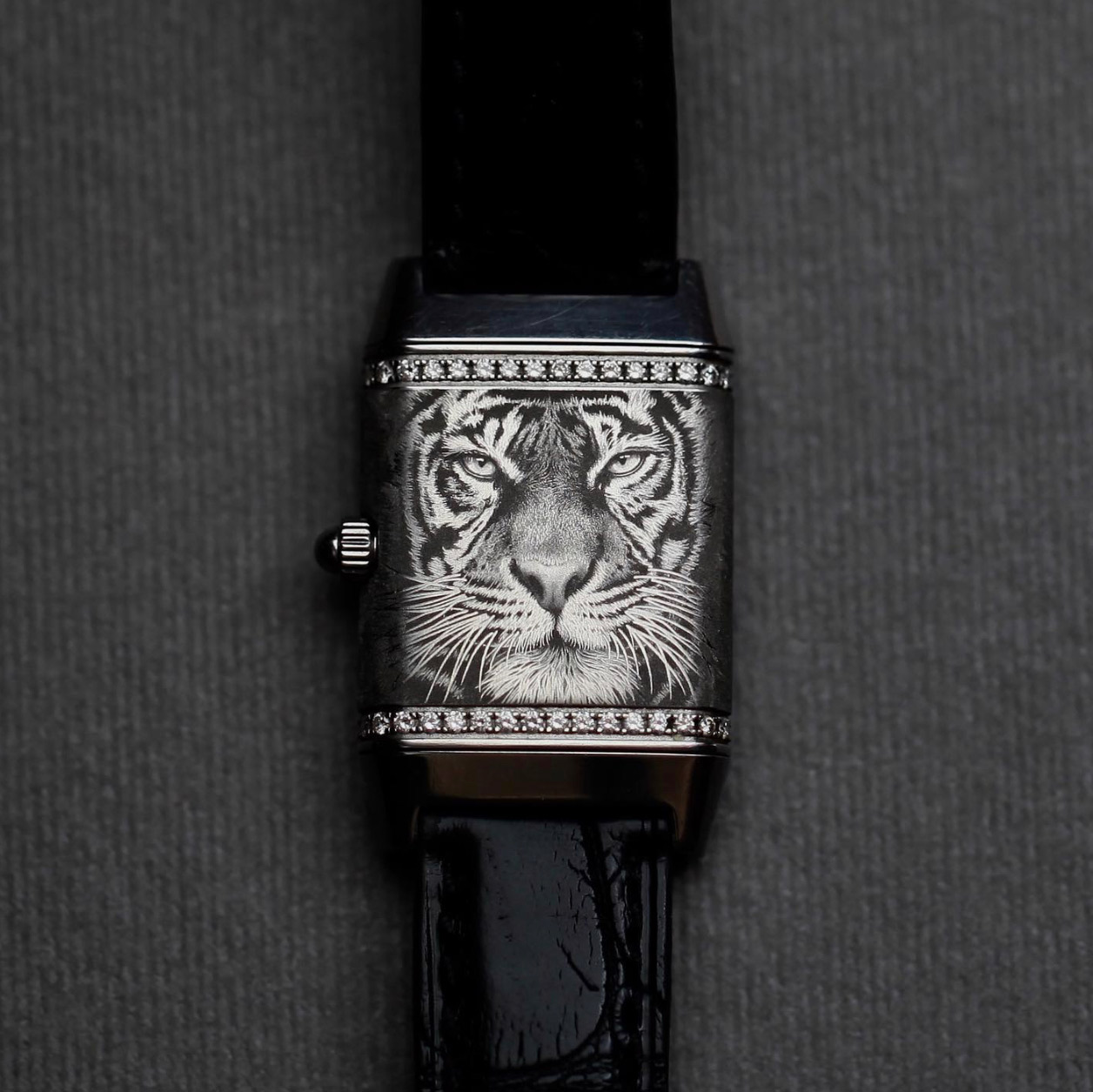  A closer look at a tiger engraving on the back of a Jaeger LeCoultre Reverso timepiece by Firmo and Francesca Fracassi