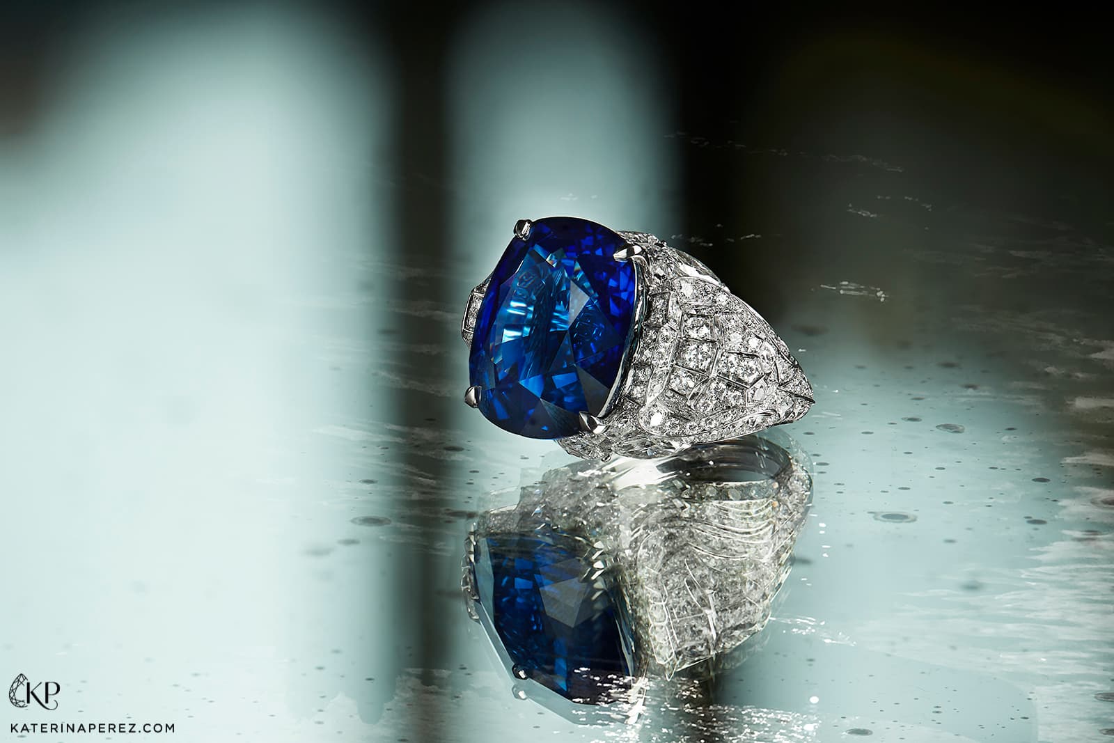  Lion Secret ring with a 30.92 carat cushion-cut blue sapphire and diamonds in white gold and platinum from the Chanel Escale à Venise High Jewellery Collection 