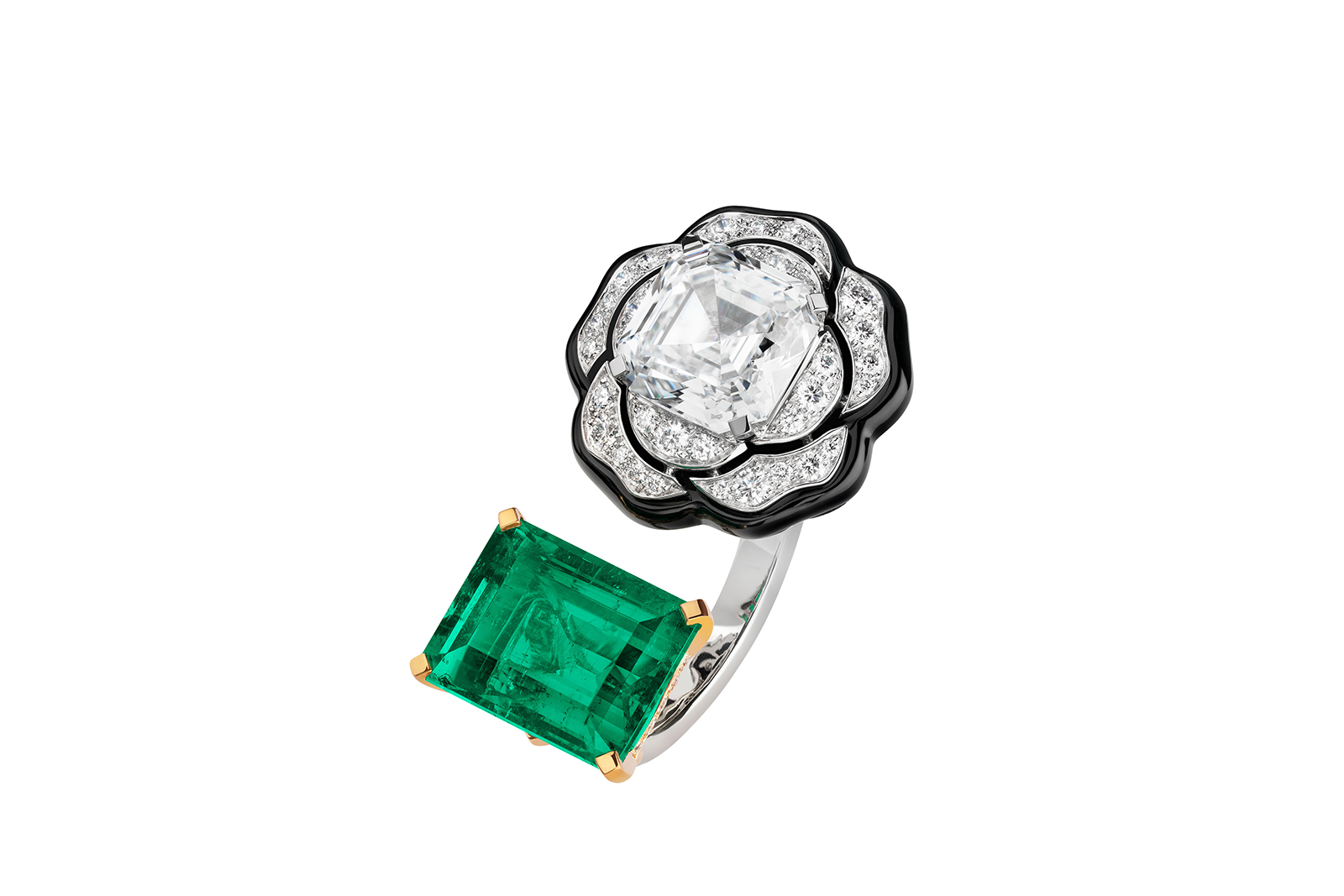  Chanel Escale à Venise High Jewellery Collection Camélia Baroque ring in yellow gold, platinum, diamonds, emerald and onyx