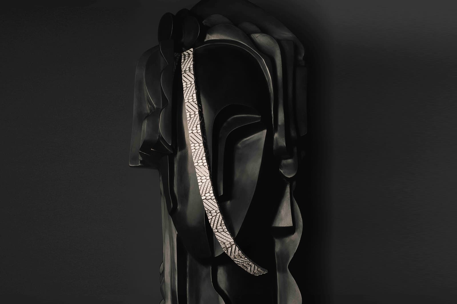 Чокер с геометрическим рисунком из бриллиантов  Boucheron Ruban Diamants из коллекции высокого ювелирного искусства A History of Style, Art Déco легко трансформируется в пояс, два браслета или бандо