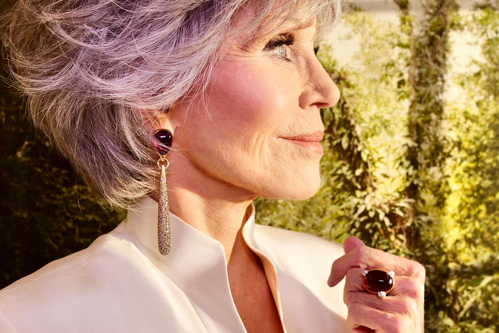  Jane Fonda at the Golden Globe Awards 2021 wearing Pomellato high jewellery, including the La Gioia di Pomellato Tango earrings with rubellite and brown diamonds and the La Gioia di Pomellato Montenapoleone ring with rubellite and diamond