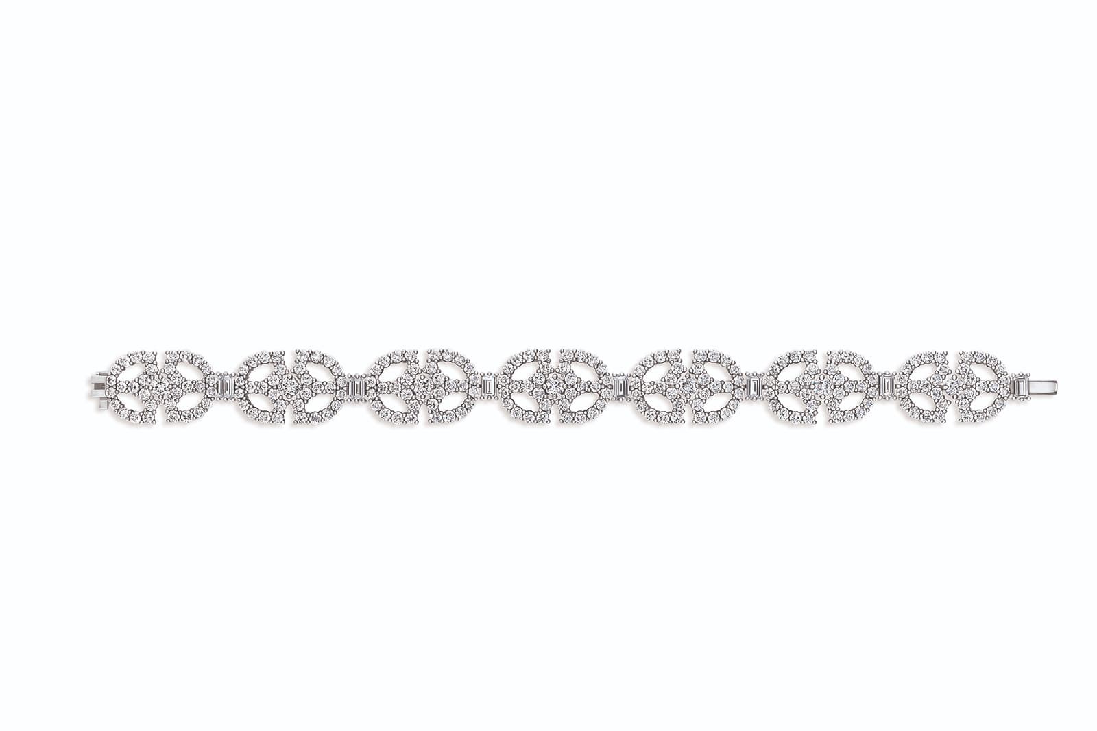  Harry Winston Art Deco diamond bracelet worn by Kristen Wiig at the 78th Annual Golden Globe Awards