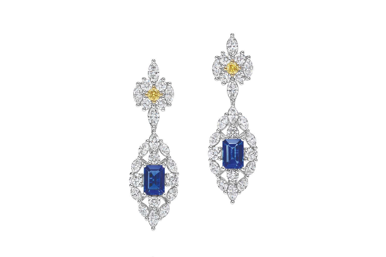  Sarah Paulson chose these Harry Winston City Lights earrings to complement her outfit for the Golden Globe Awards 2021
