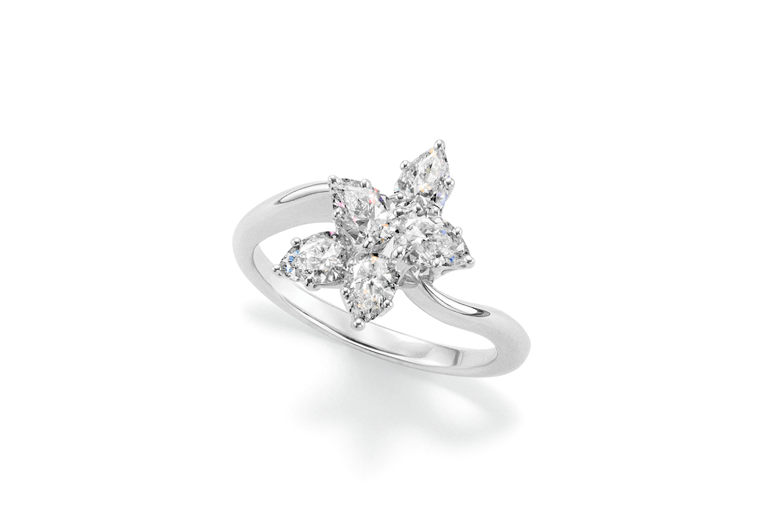  Harry Winston Cluster ring worn by Kaley Cuoco at the Golden Globe Awards 2021