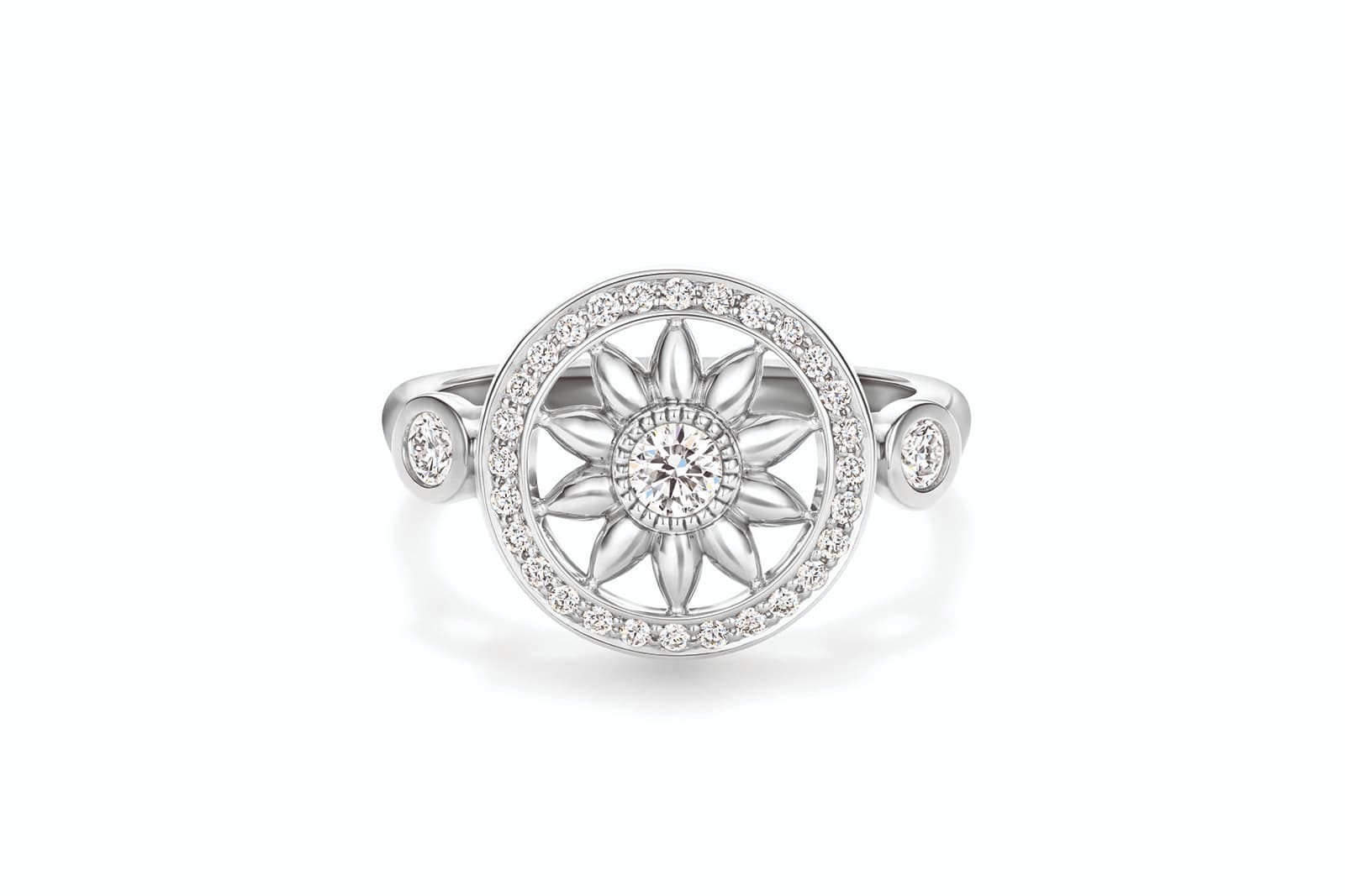  The Winston Gates ring in platinum by Harry Winston and worn by Sarah Paulson at the Golden Globe Awards 2021