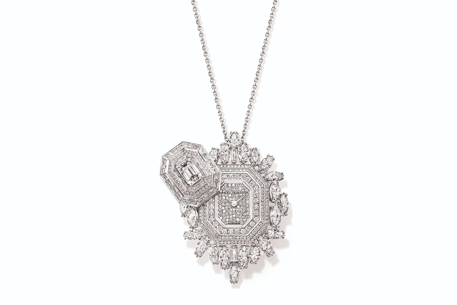  Salma Hayek wore this Harry Winston Ultimate Emerald Signature High Jewellery timepiece as a brooch at the Golden Globe Awards 2021