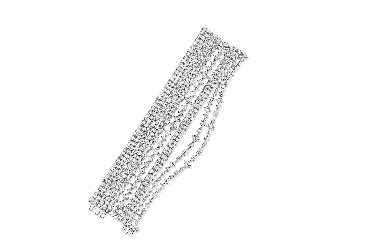  This Harry Winston Secret Combination bracelet was the perfect finishing touch for Salma Hayek at the Golden Globe Awards 2021