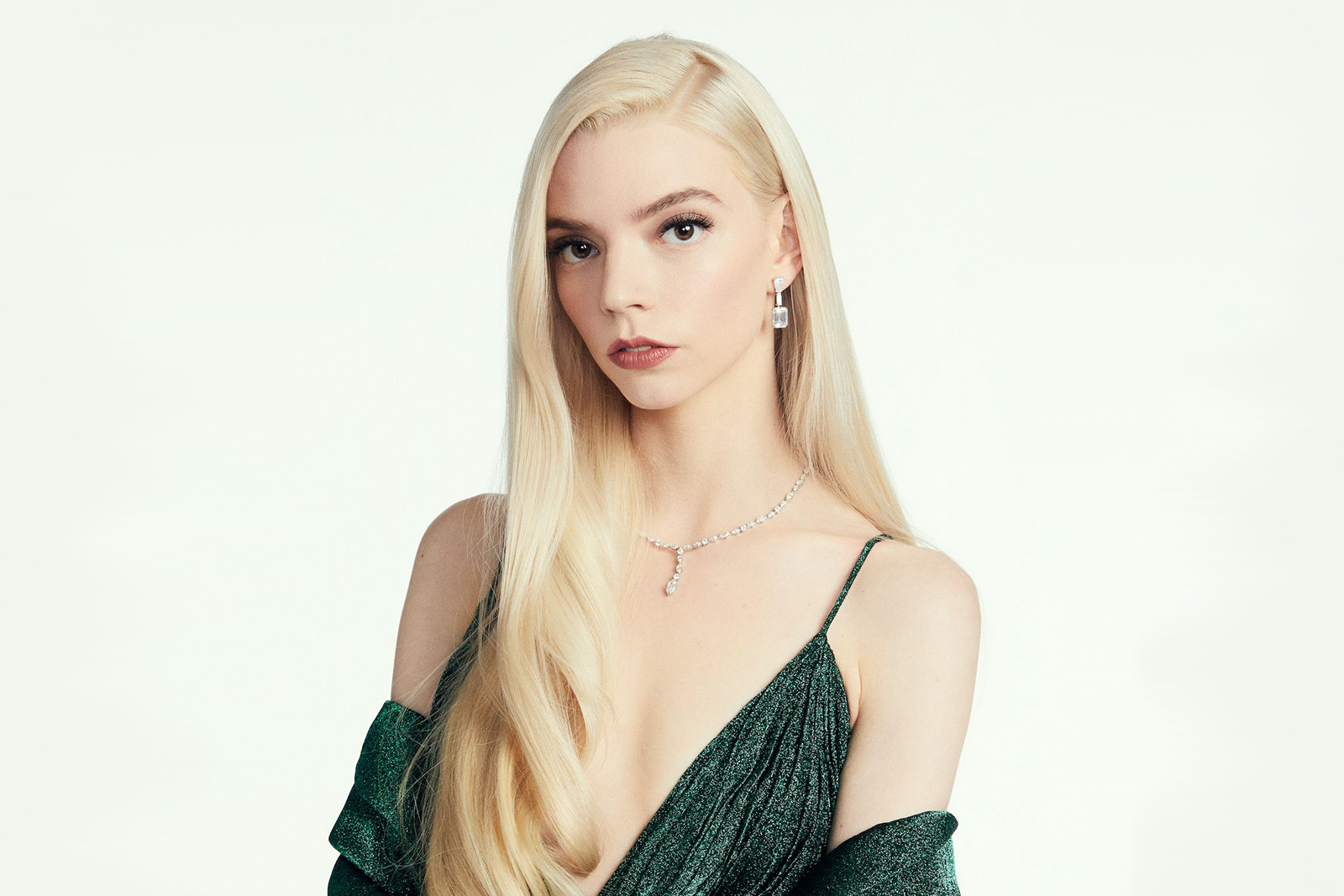  Anna Taylor-Joy in Tiffany & Co. earrings, necklace and ring at the Golden Globe Awards 2021 Elle Fanning chose a pair of Fred Leighton diamond briolette tassel earrings, a vintage diamond bracelet and two vintage diamond rings for the Golden Globe Awards 2021 Kate Hudson in multiple sets of Bulgari Serpenti High Jewellery earrings for the Golden Globe Awards 2021