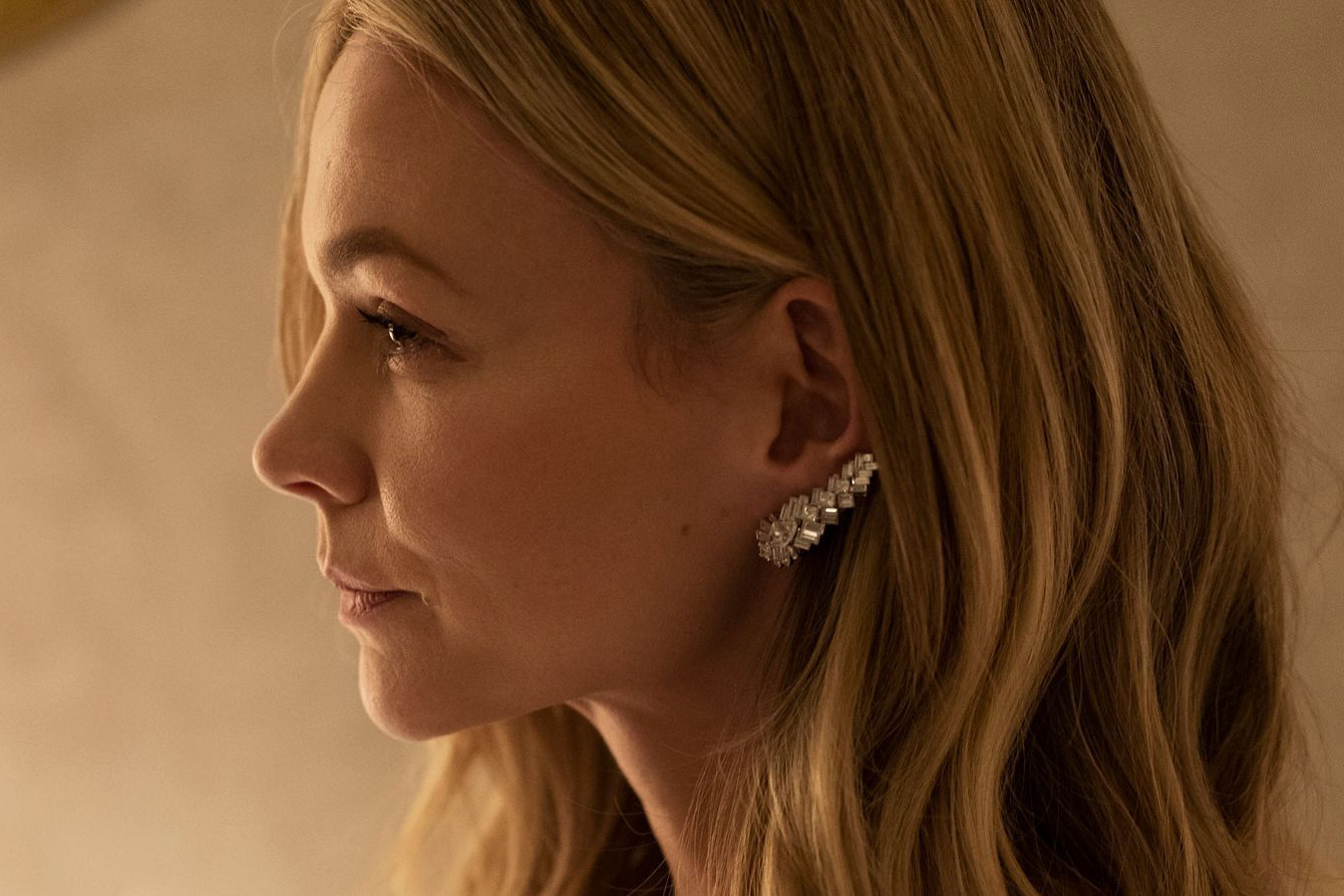  Carey Mulligan wearing a Reflection de Cartier High Jewellery ear cuff and diamond rings for the Golden Globe Awards 2021