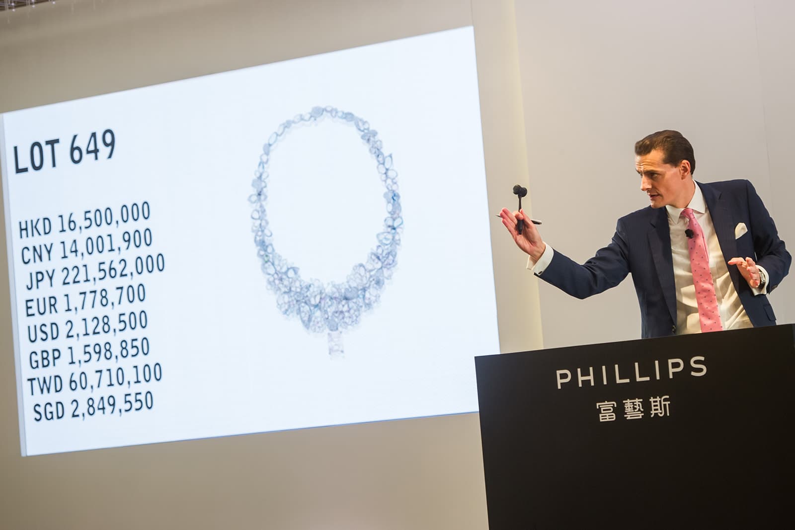 Furthermore, two of her masterpieces topped the Phillips Jewels & Jadeite Fall Auction, which focused on the very best contemporary jewellers and the rising stars of the industry