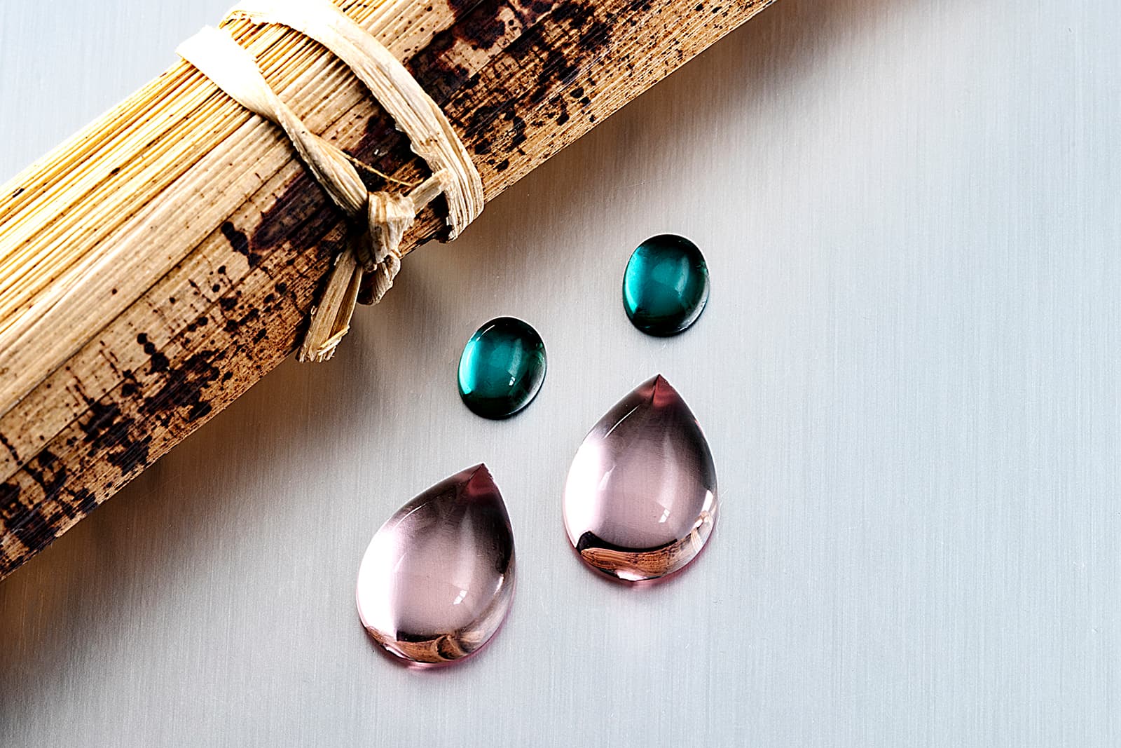  A pair of pear-shaped morganites of 8.31 carats paired with deep green-blue tourmalines from Gebrüder Meelis