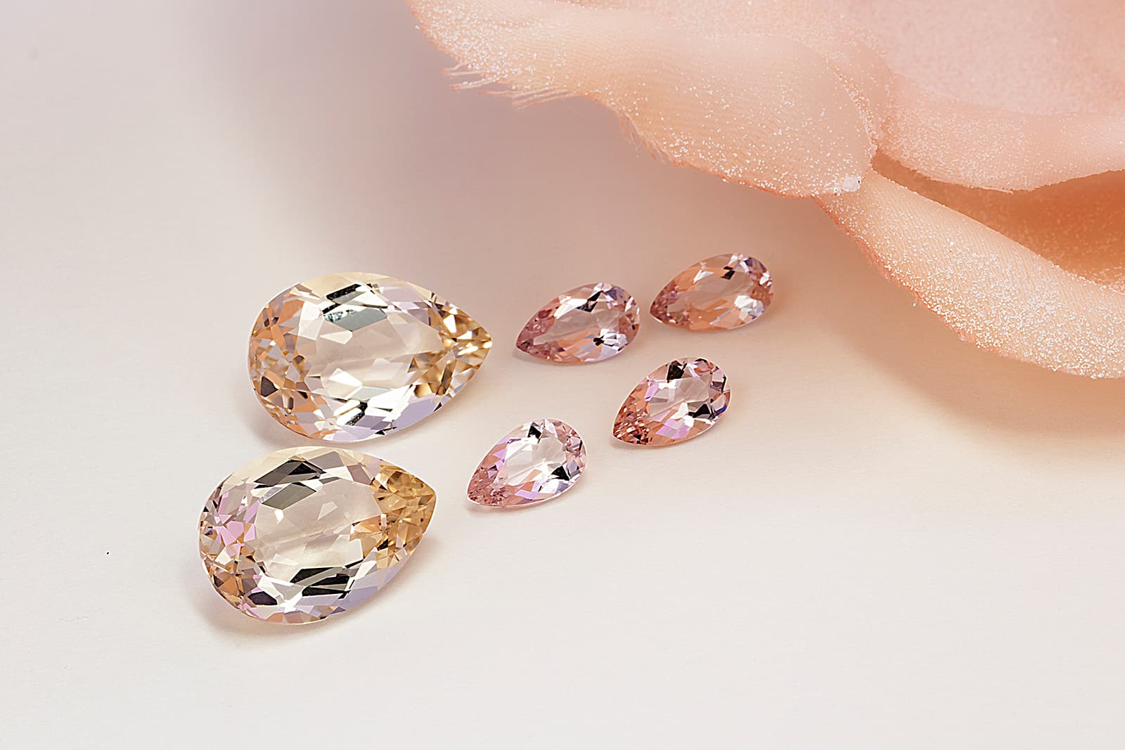  Faceted pear-shaped gemstones in shades of pink, peach and champagne from Gebrüder Meelis
