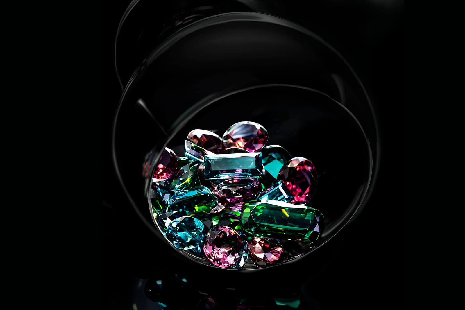  Gebrüder Meelis specialises in calibrated gemstones for special bespoke orders and complete collections