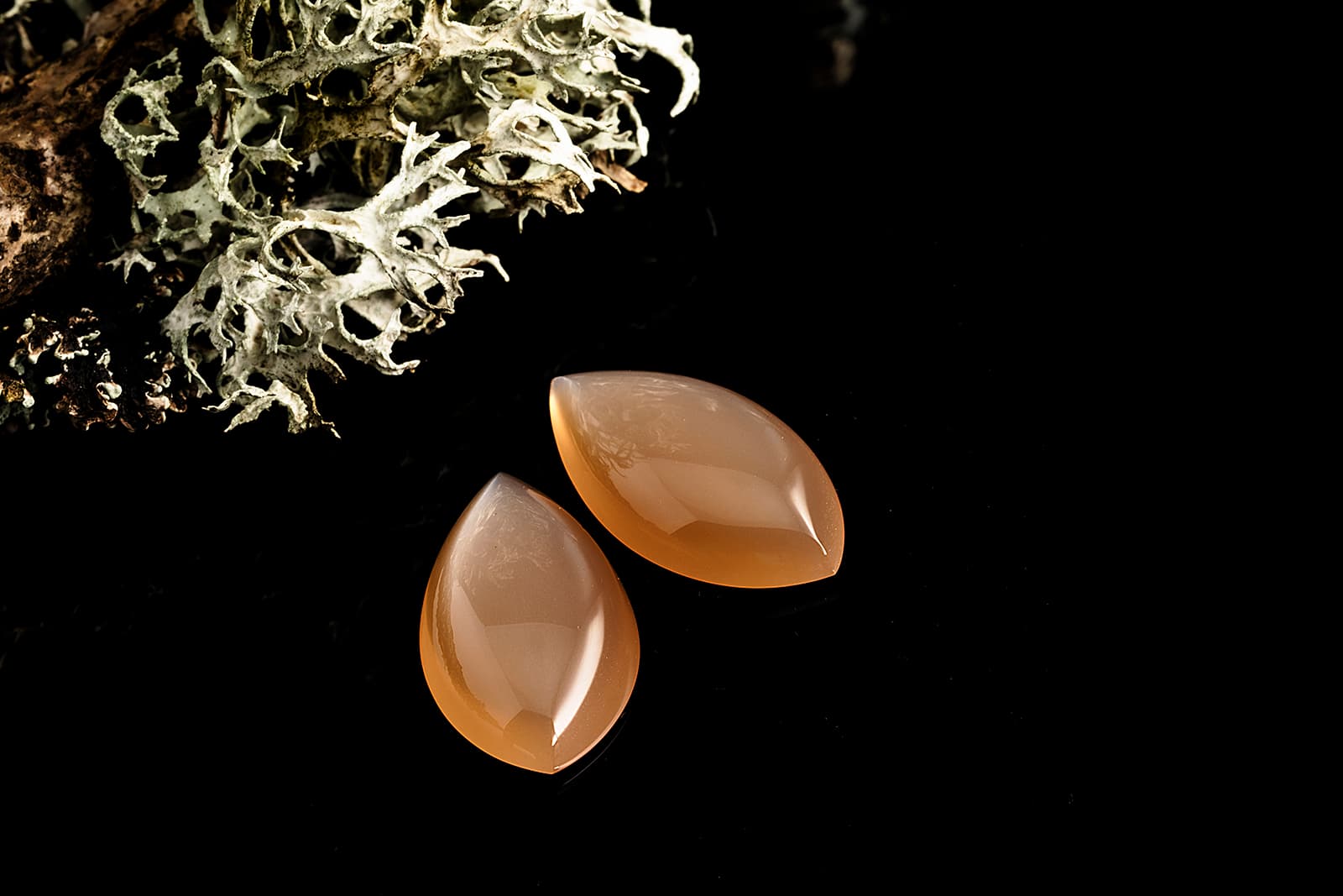  A pair of marquise cut orange gems demonstrate the impeccable matching abilities of Gebrüder Meelis 