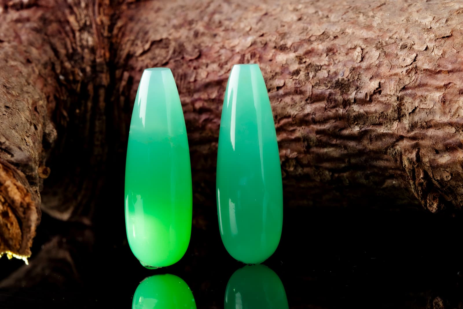  A pair of chrysoprase gemstones of 23.07 carats from Gebrüder Meelis