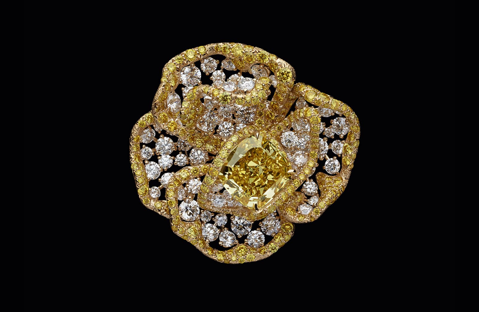  RoseDior ring in yellow gold, a cushion cut yellow diamond of 3.53 cts, yellow diamonds and colourless diamonds