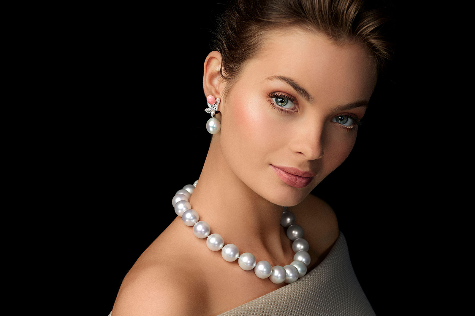 8 Pearl Earring Styles To Channel Chic Energy This Year